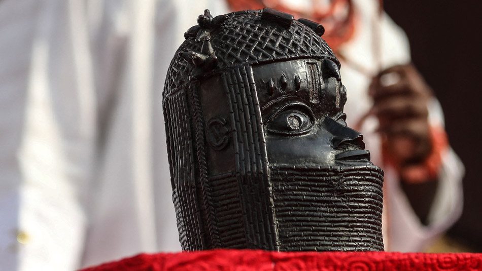 bronzszobor-that-were-looted-from-Nigeria-over-125-years-ago-by-the-British-military-force-is-seen-inside-the-Oba-of-Benin-c-KOLA-SULAIMON-AFP-950.jpg