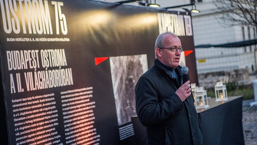 Budapest, 2020. február 11.
Ungváry Krisztián történész beszédet mond a Budapest 75 évvel ezelőtti ostromában elhunyt civilek, katonák emlékére tartott megemlékezésen, az I., a II. és a XII. kerületi önkormányzat rendezvényén a Kapisztrán téren 2020. február 11-én.
MTI/Balogh Zoltán