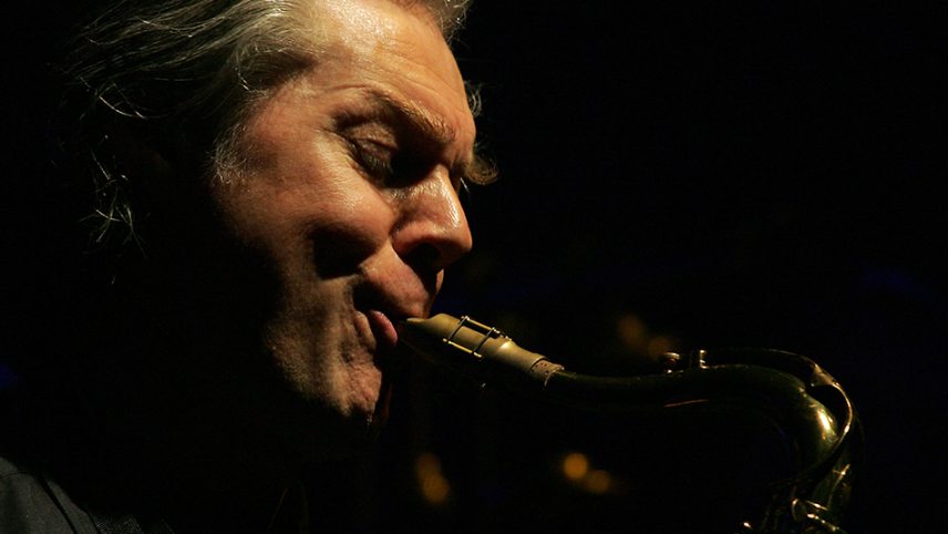 Jan-Garbarek-se-produit-salle-Poirel-lors-du-Nancy-Jazz-Pulsations-2004-c-Jean-Christophe-VERHAEGEN-AFP-950.jpg