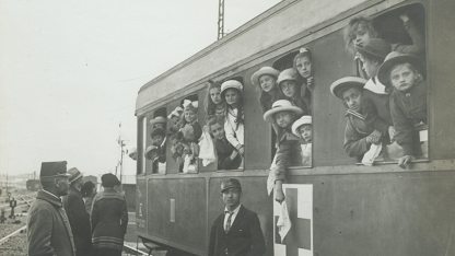 Hollandiából-hazaérkezett-gyerekek-a-hozzátartozóikat-lesik-a-vonat-ablakából.-Müllner-János-BTM-Kiscelli-Múzeum-950.jpg