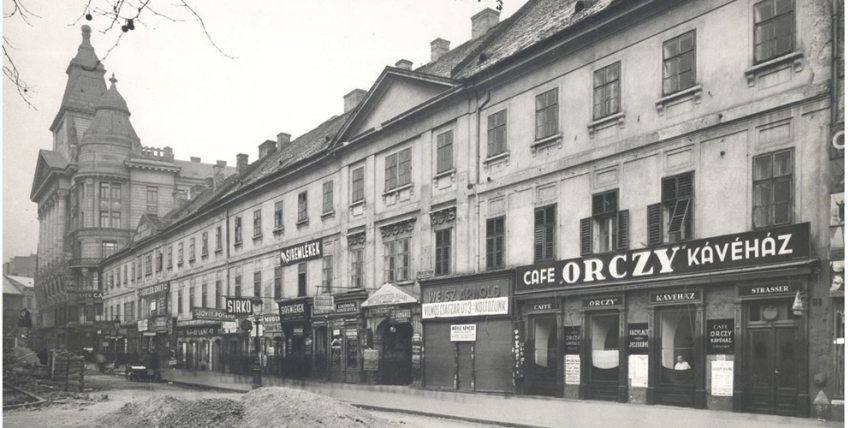 Sírkõ, szövetáru, bádogos és egyéb üzletek. Weisz Arnold üzletén költözésrõl értesítõ tábla, az Orczy-ház bontása elõtti idõbõl