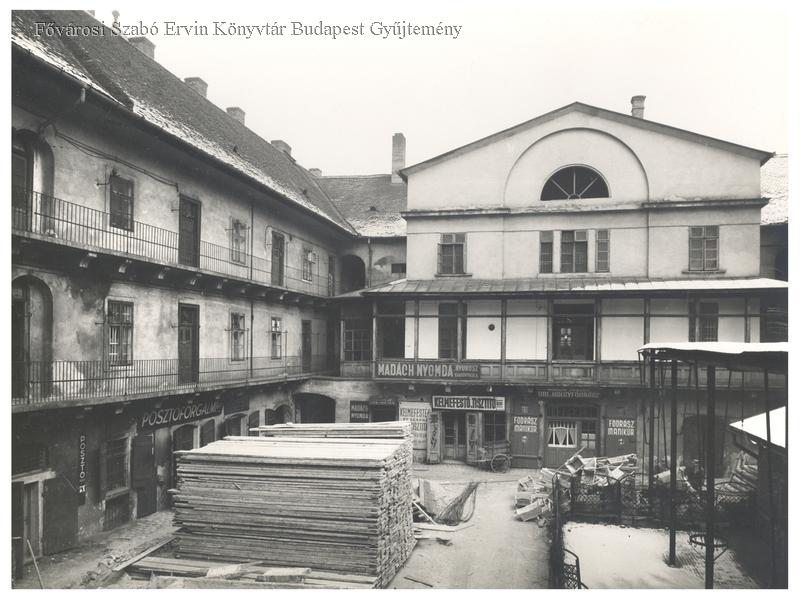 A nyomda, egy kelmefestõ, fodrász, posztókereskedõ üzletei és raktára