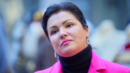 Anna-NETREBKO-visits-the-Spanish-Riding-School-C-Starpix-APA-PictureDesk-APA-PictureDesk-via-AFP-950.jpg