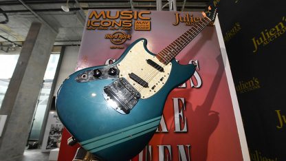 Kurt-Cobain-blue-1969-Mustang-Fender-guitar-c-Robyn-Beck-AFP-950.jpg