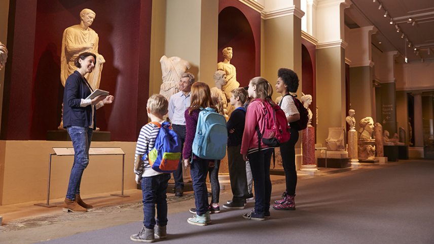 shutterstock_432834508-museum-children-múzeumpedagógia-c-Monkey-Business-Images-950.jpg