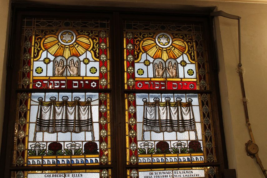 A Bethlen téri zsinagóga egyik festett üvegablaka