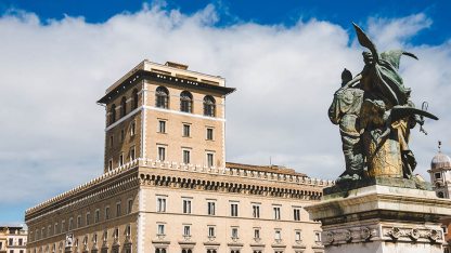 shutterstock_1075836944-Palazzo-Venezia-from-Piazza-Venezia-Venezia-Square-c-Lightfield-Studios-950.jpg