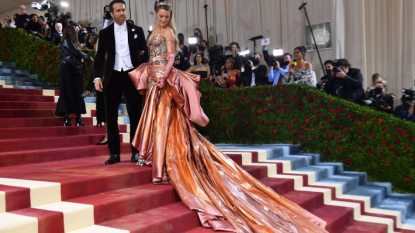 met-gála-Ryan-Reynolds-Blake-lively-Angela-Weiss-foto-AFP-e1651656719665.jpg