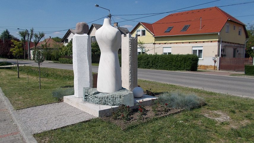 Memorial_of_Simon_Hantai_by_János_Szinte_2014._-_Bia_Biatorbágy_Hungary-950.jpg