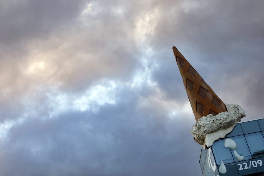 The 'Eistute' by pop art artist Claes Oldenburg on the roof of the Neumarkt Gallery. Koln, 01.10.2018 | usage worldwide (Photo by Christoph Hardt/Geisler-Fotopres / Geisler-Fotopress / dpa Picture-Alliance via AFP)
