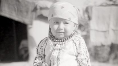 Csángómagyar-kislány-ünneplő-ruhában-Néprajzi-Múzeum.jpg