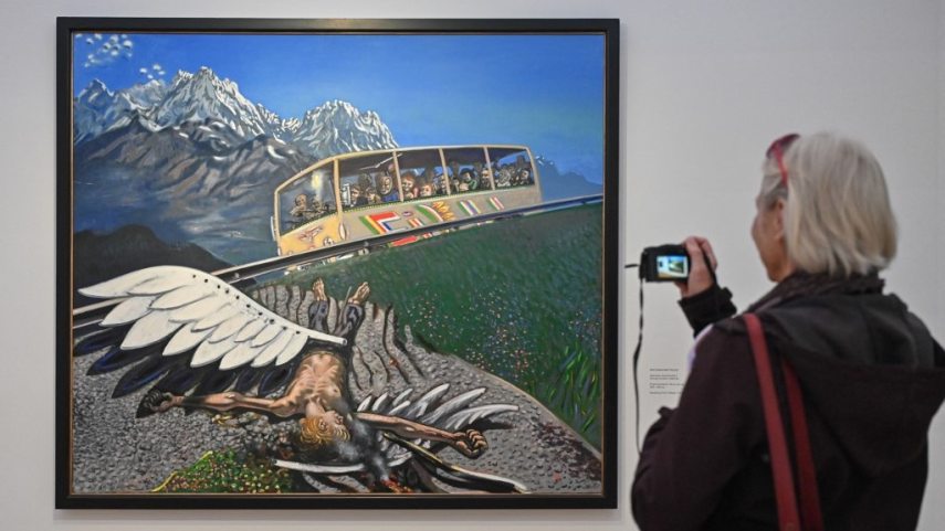22 September 2022, Brandenburg, Potsdam: A visitor stands in front of the painting "Strange Incident" from 1984/91 at "The Minsk Kunsthaus in Potsdam" for a press preview of the exhibition by Wolfgang Mattheuer. The Minsk Kunsthaus in Potsdam is the latest project of the Hasso Plattner Foundation. On September 24, the house is scheduled to open with two exhibitions of Wolfgang Mattheuer's "Der Nachbar, der will fliegen" and Stan Douglas' "Potsdamer Schrebergärten." The former terrace restaurant "Minsk," built in the 1970s in the modernist style of the GDR, will thus become a place for encounters between modern and contemporary art. Photo: Patrick Pleul/dpa - ATTENTION: Only for editorial use in connection with current reporting and only with full mention of the above credit (Photo by PATRICK PLEUL / DPA / dpa Picture-Alliance via AFP)