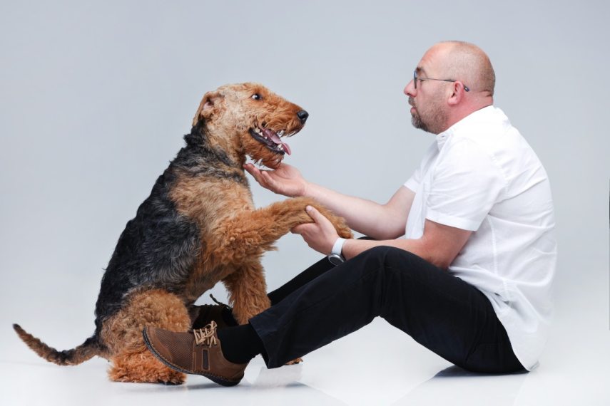 Farkas Wellmann Endre a kutyájával. Fotó: Kurucz Árpád