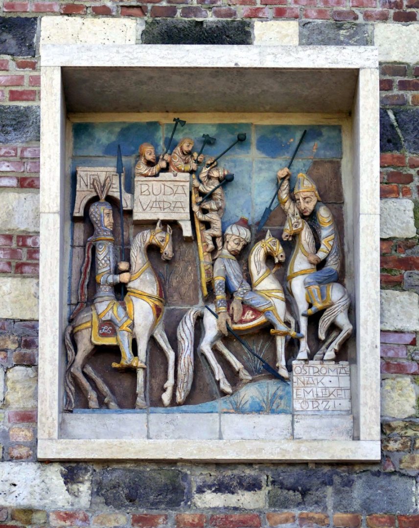 Kovács Margit Kossuth-díjas keramikusművész Buda visszafoglalása című, 1977-ben készült alkotása a főváros I. kerületében, az Ostrom utcai várfalon, a Bécsi kapunál. Fotó:  MTI/MTVA / Jászai Csaba