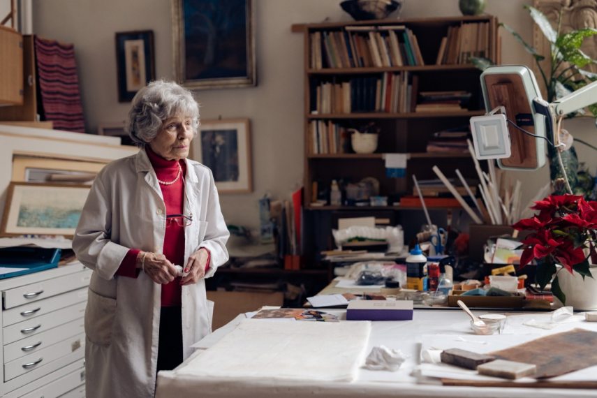 Szalai Veronika papírrestaurátor. Fotó: Hartyányi Norbert/Kultúra.hu