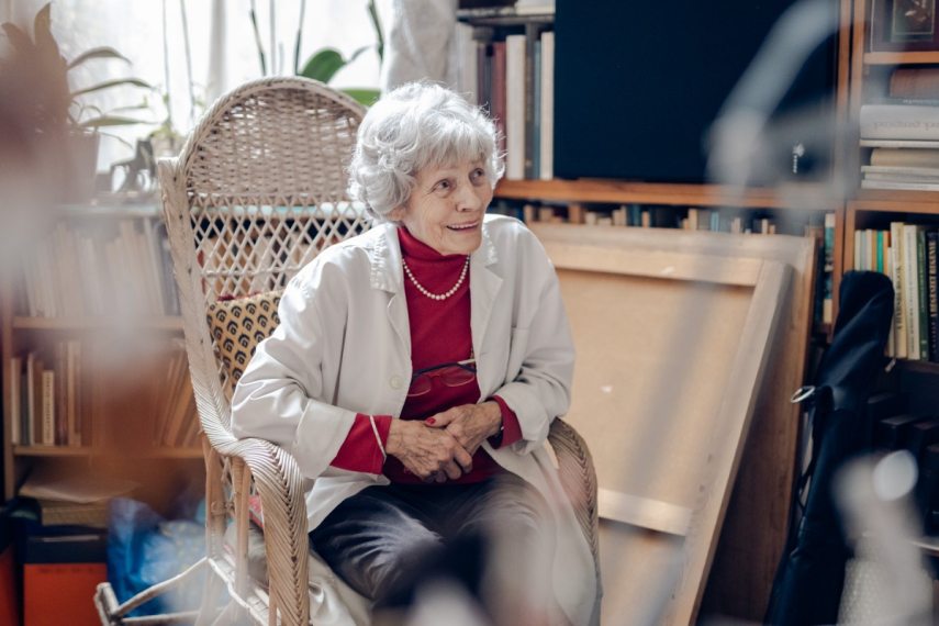 Szalai Veronika papírrestaurátor. Fotó: Hartyányi Norbert/Kultúra.hu