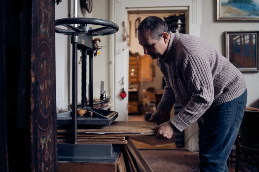 Szalai Veronika papírrestaurátor. Fotó: Hartyányi Norbert/Kultúra.hu