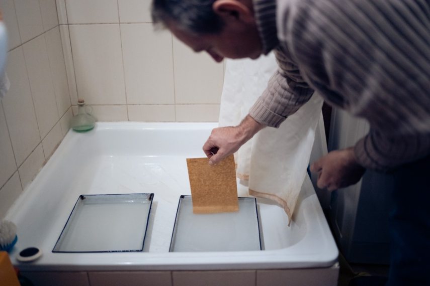 Szalai Veronika papírrestaurátor. Fotó: Hartyányi Norbert/Kultúra.hu