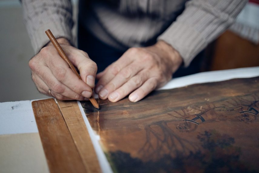 Szalai Veronika papírrestaurátor. Fotó: Hartyányi Norbert/Kultúra.hu