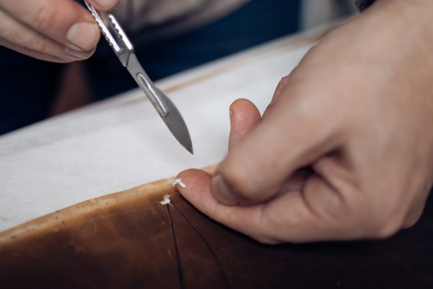 Szalai Veronika papírrestaurátor. Fotó: Hartyányi Norbert/Kultúra.hu