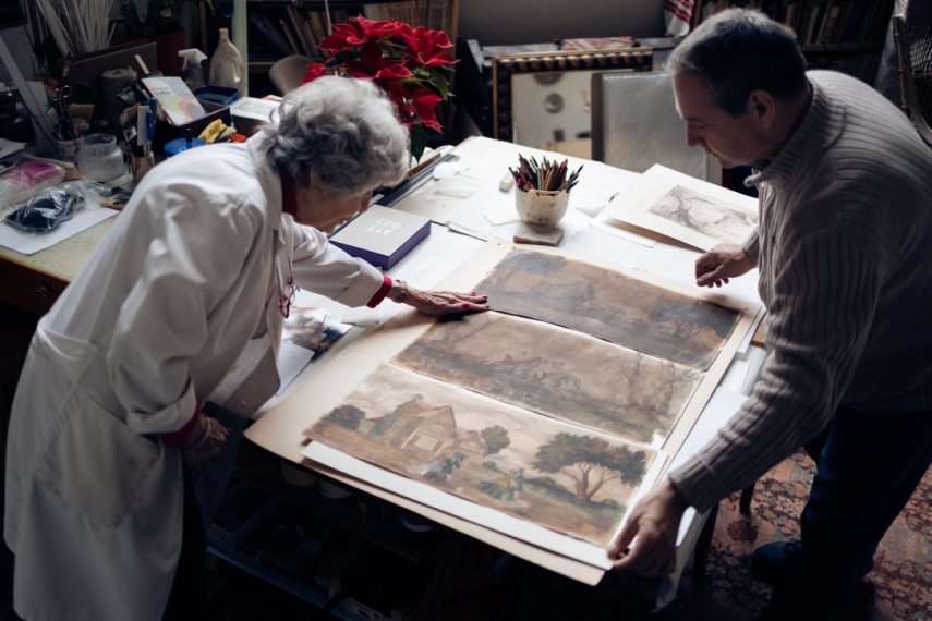 Szalai Veronika papírrestaurátor. Fotó: Hartyányi Norbert/Kultúra.hu