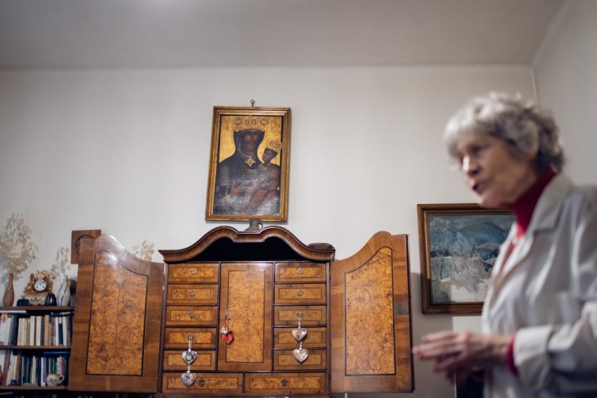 Szalai Veronika papírrestaurátor. Fotó: Hartyányi Norbert/Kultúra.hu