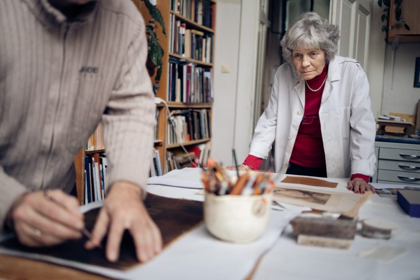 Szalai Veronika papírrestaurátor. Fotó: Hartyányi Norbert/Kultúra.hu
