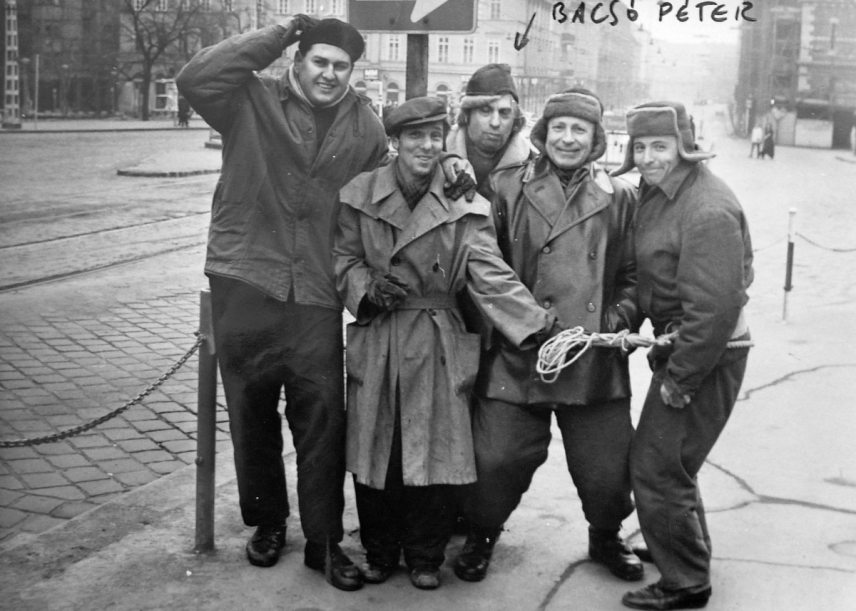 Forró vizet a kopaszra. Fotó: Berta József / Fortepan