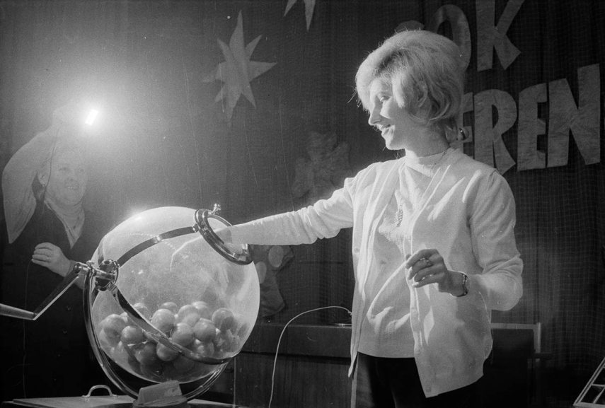 Lottósorsolás. Fotó: Fortepan