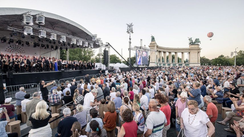 Budapesti-Fesztivalzenekar-Hosok-tere-foto-Stiller-Akos.jpg