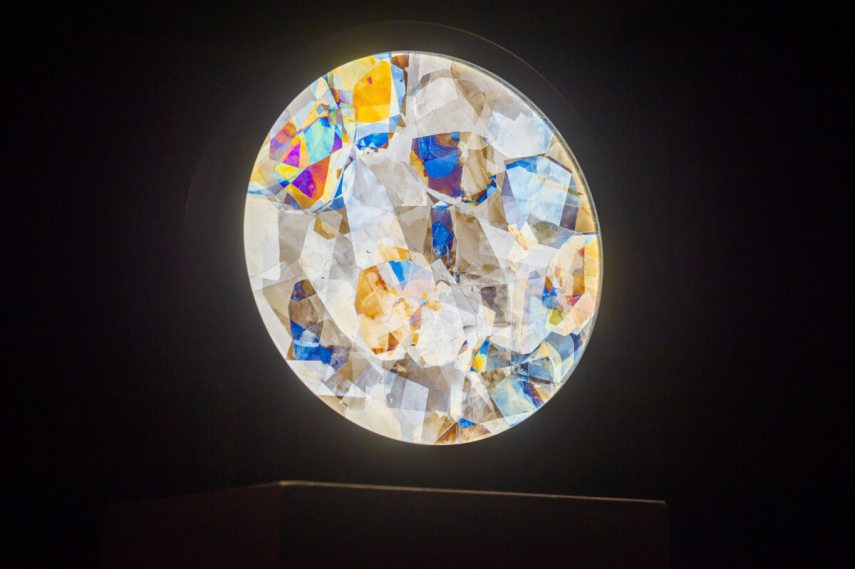 A terméktervezés kategória nyertese, Catrinel Săbăciag és az általa tervezett lámpa