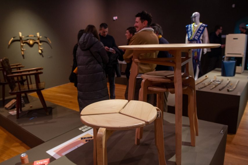 Damokos Csaba stakkli trió elnevezésű egymásba tehető székei, Design week Csíkszereda