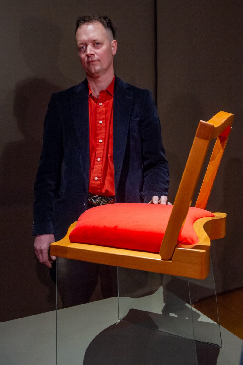 Legyen is meg ne is: szék helyett lebegő szőnyeg. Baróti Hunor és az általa tervezett lebegőszék.