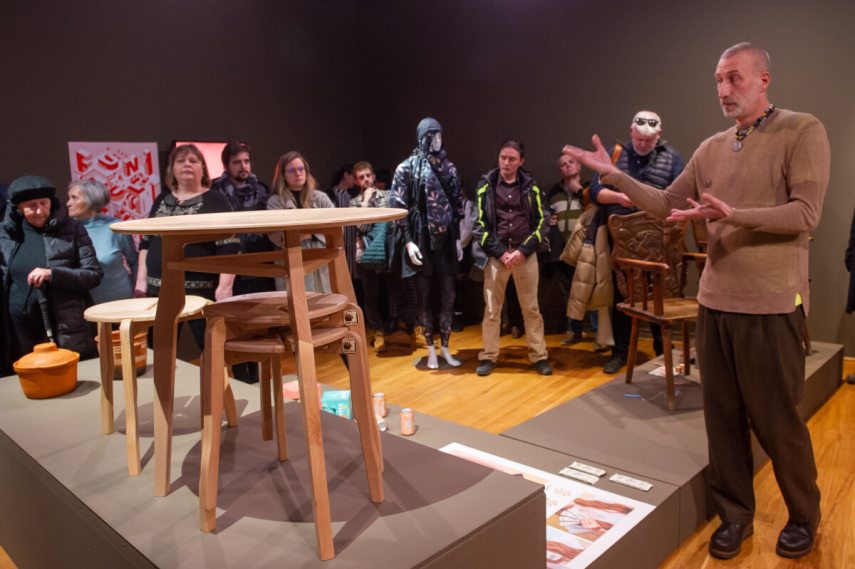 Oláh Gyárfás kurátor mutatja be a pályaműveket, a képen éppen Damokos Csaba stakkli trió elnevezésű egymásba tehető székeit, Design week Csíkszereda