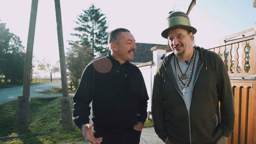 Kovács Norbert Cimbi és Novák Péter Kiscsősz A falu bolondja EP02.jpg