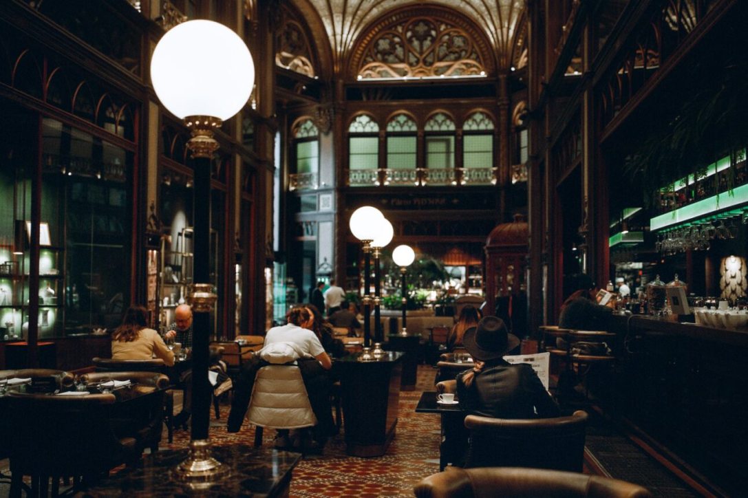 Párisi udvar – Suszter, szabó, baka, kém című film