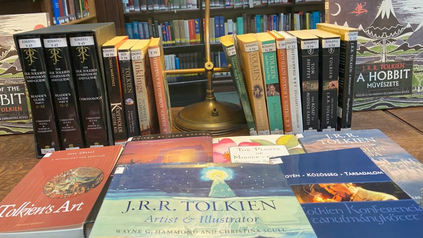 A Tolkien-gyűjtemény egy része az Országos Idegennyelvű Könyvtárban. Fotó OIK_.jpg