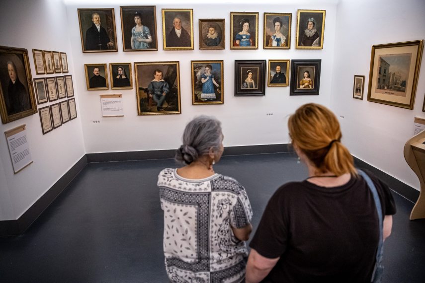 Érdeklődők a Cívisek világa című új, állandó helytörténeti kiállításon a megnyitó napján a debreceni Déri Múzeumban 2023. június 21-én.
MTI/Derencsényi István