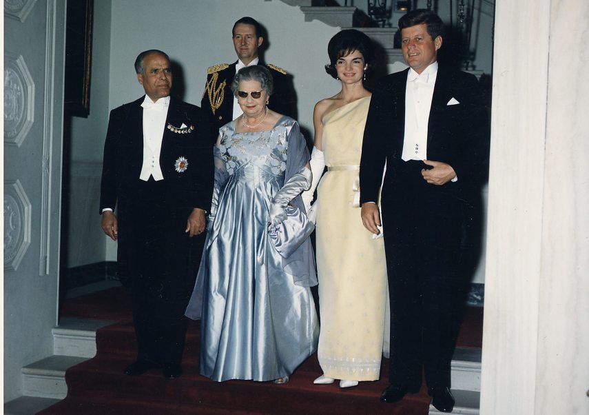 White_House_Dinner_in_honor_of_President_of_Tunisia._President_Habib_Bourguiba,_Mrs._Bourguiba,_Mrs._Kennedy..._-_NARA_-_194199.jpg