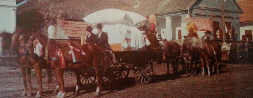 Matyó esküvői menet - színes fotó a 20-as évekből.jpg