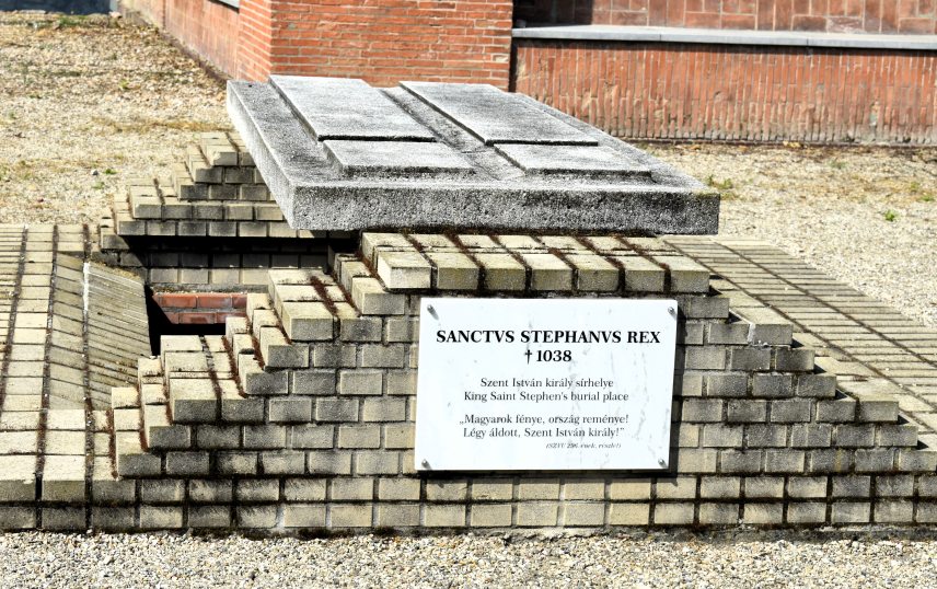 Szent István sírhelye a Középkori Romkertben