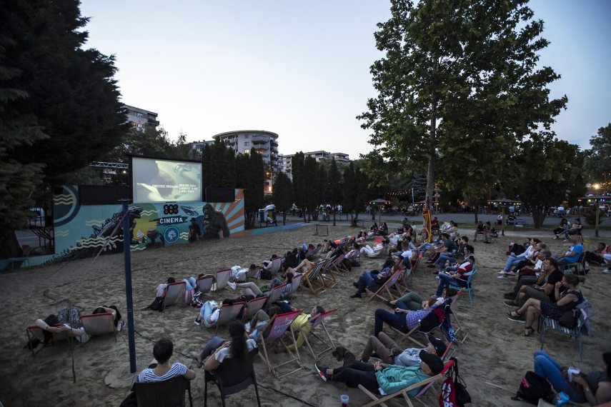 Budapest, 2020. június 12.
Nézők a Budapest Garden kertmoziban a főváros III. kerületében 2020. június 12-én. A június elején nyílt moziban nincs előre helyfoglalás, a vetítések ingyen látogathatók.
MTI/Mónus Márton