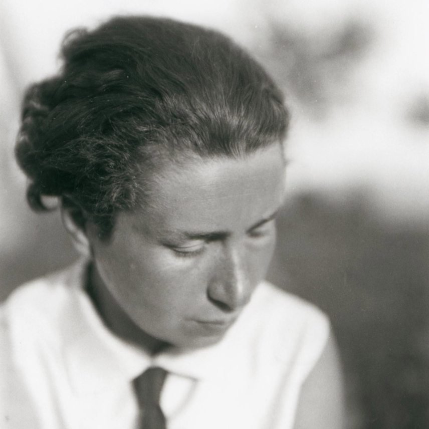 Unknown photographe Portrait of LM, 1927_Bauhaus-Archiv.jpg