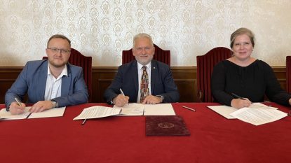 Az együttműködési megállapodás aláírása az OSZK és az ELTE között. Fotó OSZK..jpg