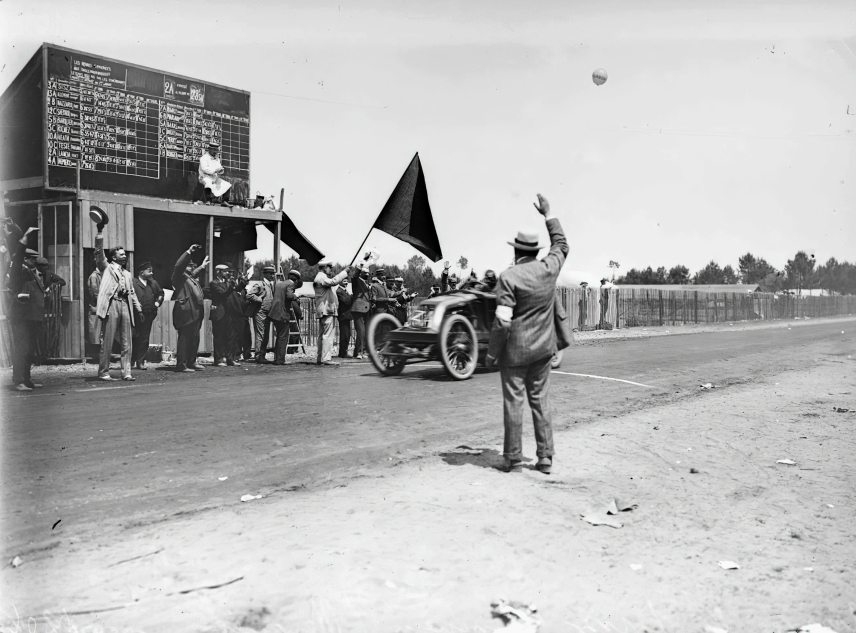 Voie de la Liberté, a győztes Szisz Ferenc célba érkezése a Francia Autóklub Nagydíján (Grand Prix de l’ACF) 1906-ban – Forrás: Fortepan/Francia Nemzeti Könyvtár