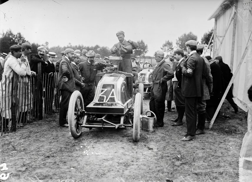 Franciaország, Soulitré, 1906 – Szisz Ferenc a Renault AK típusú versenyautójával – Forrás: Fortepan/Francia Nemzeti Könyvtár