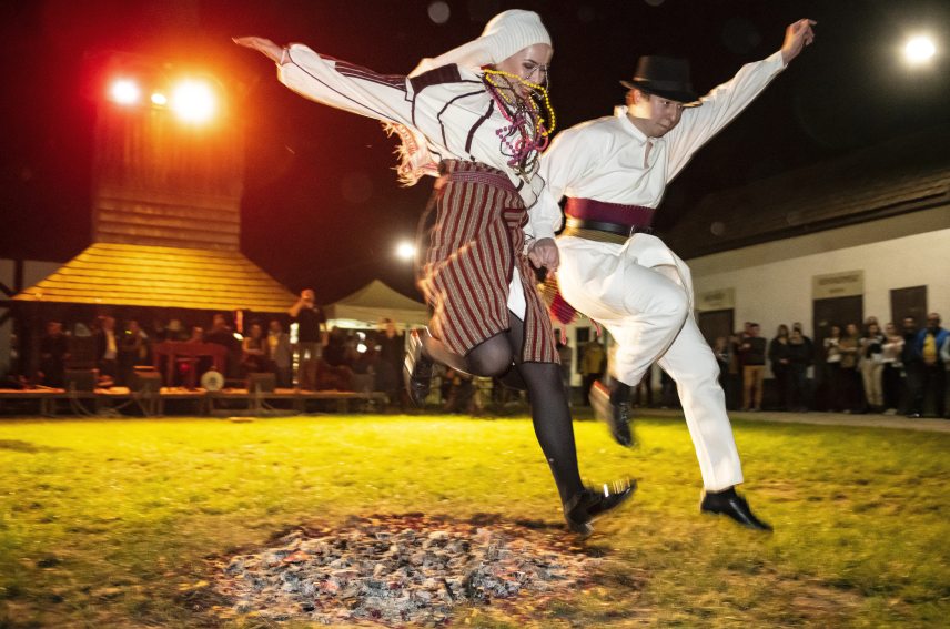 Tűzugrás Szent Iván éjszakáján a Sóstói Múzeumfaluban MTI 01.jpg