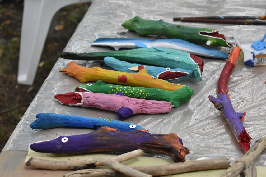 Kézműves foglalkozás termékei: halak uszadékfából