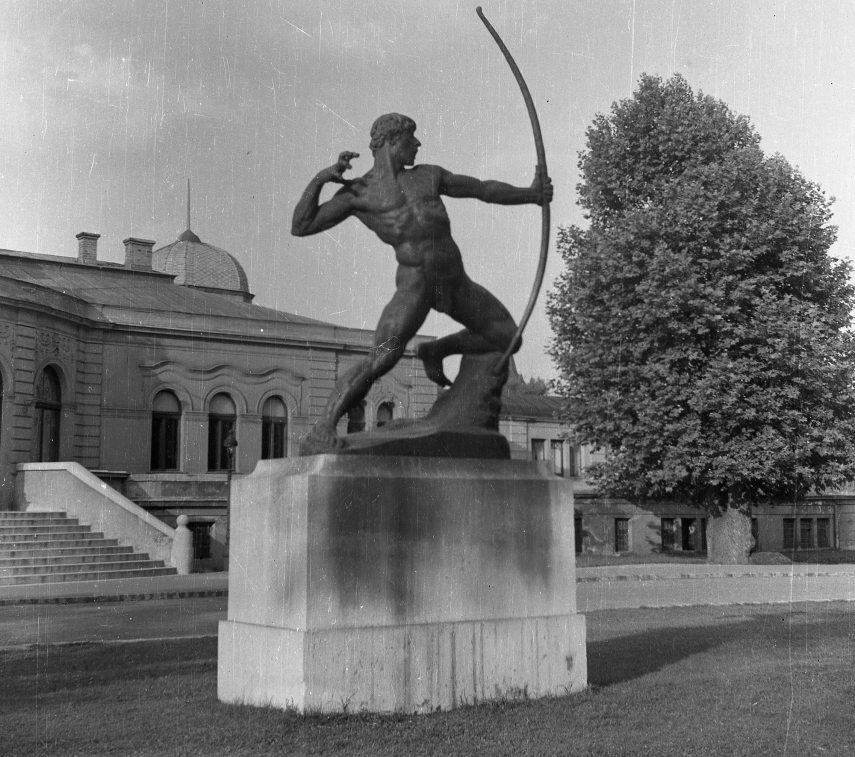 Kisfaludi Strobl Zsigmond Íjász szobra (1929) a Műjégpálya épülete előtt. Fotó: Eperjesi Gyula / Fortepan