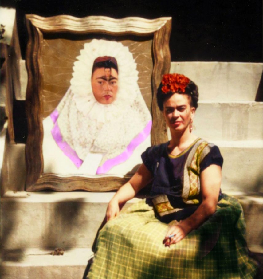 Art Mexicain / 20e siècle
Kahlo Calderon, Magdalena Frida Carmen dite Frida Kahlo (1907-1954), artiste peintre mexicaine

Frida Kahlo pose devant son "Autoportrait en Tehuana" (connu sous le nom de "Diego dans mes pensées").

Photo, 1943
Colorisation postérieure,Image: 692030827, License: Rights-managed, Restrictions: , Model Release: no, Credit line: akg-images / akg-images / Profimedia